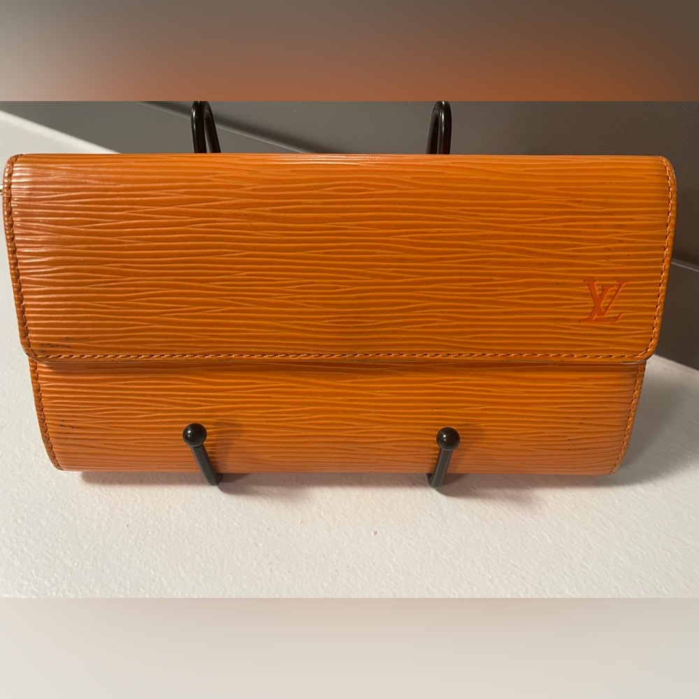 LV EPI WALLET ORANGE